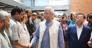 ইউনূস সেন্টারে ফিরলেন ড. মুহাম্মদ ইউনূস, সহকর্মীদের উচ্ছ্বসিত অভ্যর্থনা